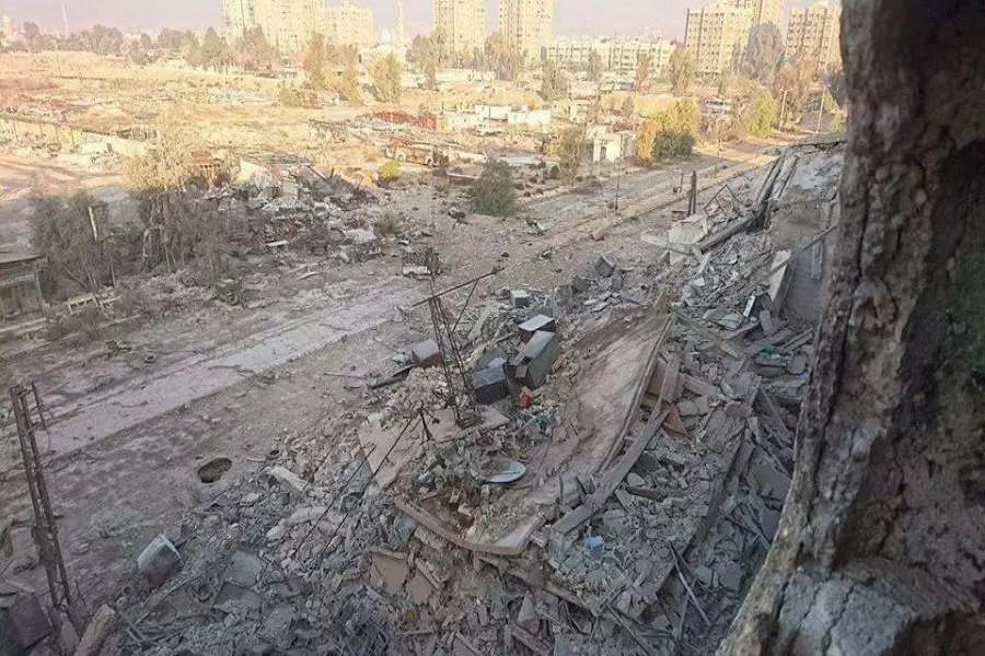 آليات ثقيلة لسرقة مواد الحديد والنحاس من المباني المدمرة بمخيم اليرموك