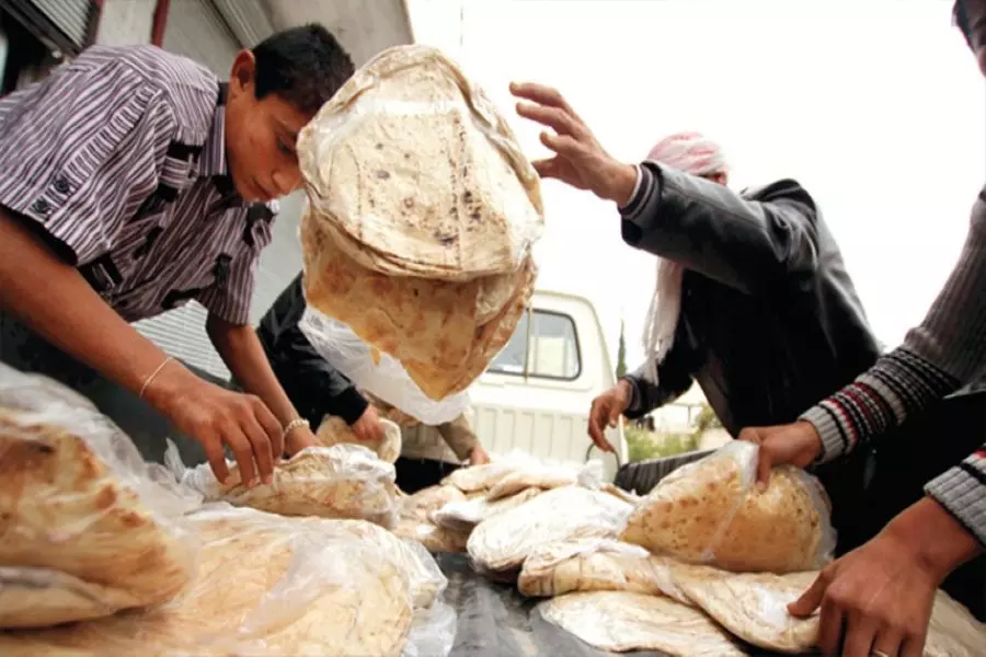 صحيفة: تخفيض مخصصات الخبز أحدث أزمة معيشية بمناطق النظام ودفع السكان للسوق السوداء