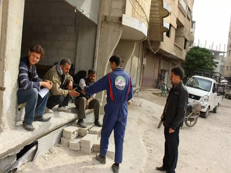 ناشطون يوزعون مناشير للتوعية التنظيفية في الغوطة الشرقية