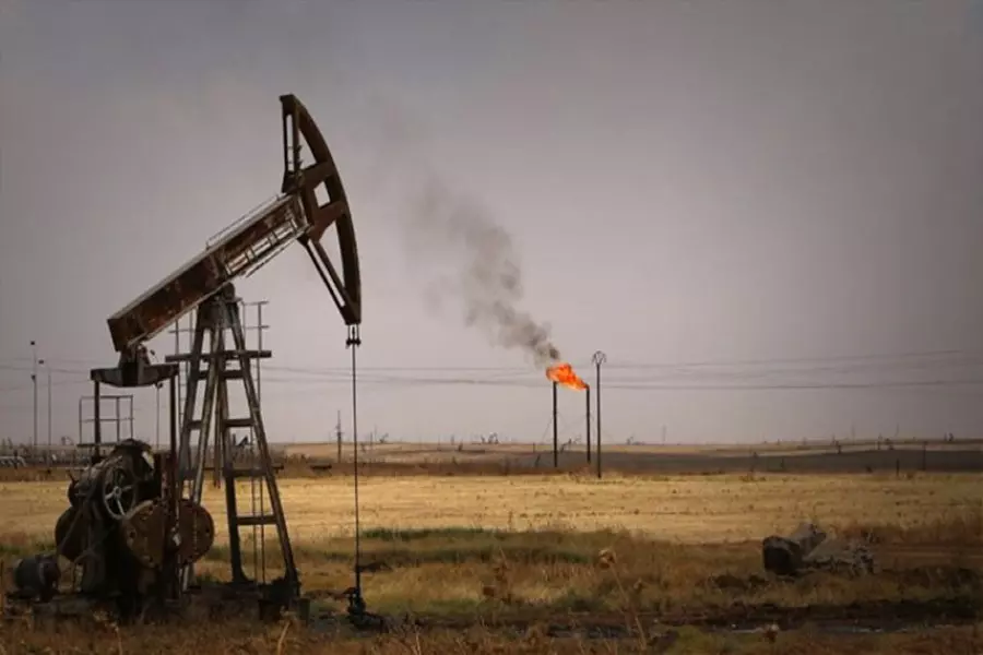 مجهولون يستهدفون خطا لنقل النفط الخام بين حقلين بريف ديرالزور