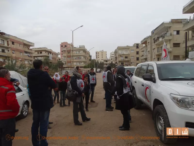 الصليب الأحمر يبدأ زيارته الاولى لحي الوعر ... قافلة معونات ولقاءات واطلاع على الواقع