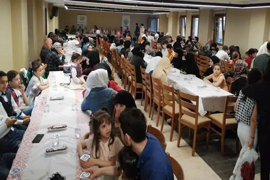 موائد إفطار رمضانية تجمع أكثر من 250 طفلاً يتيماً في مدينة إسطنبول التركية