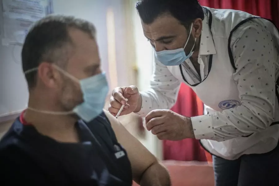 حصيلة "كورونا" تتصاعد بمناطق النظام وقسد .. واستمرار التطعيم في الشمال السوري