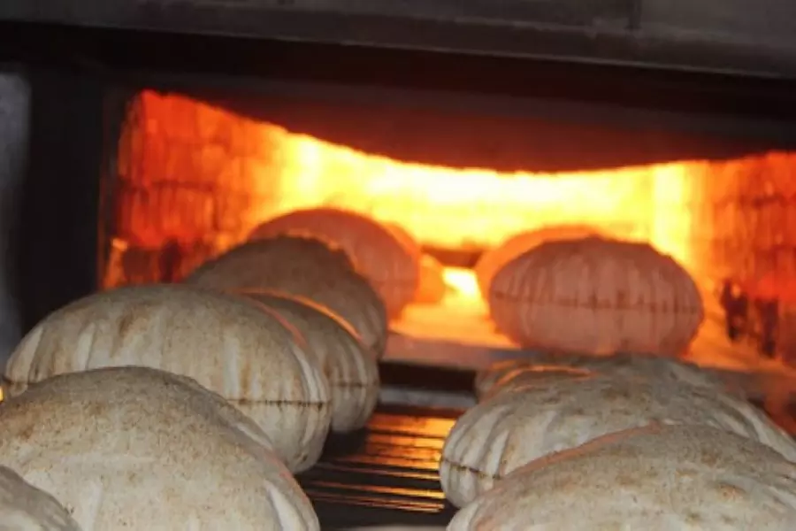 معاناة مستمرة لأهالي القامشلي مع "طعم المازوت" في مادة الخبز