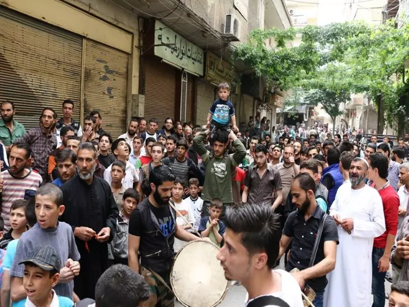 مظاهرة في سقبا تندد بالاقتتال الداخلي وتطالب بالإفراج عن المعتقلين لدى الفصائل