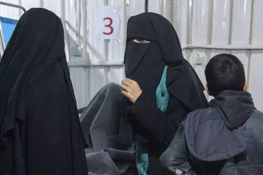 فرنسا تقاضي زوجتي مقاتلين من داعش رحلتهما تركيا للبلاد
