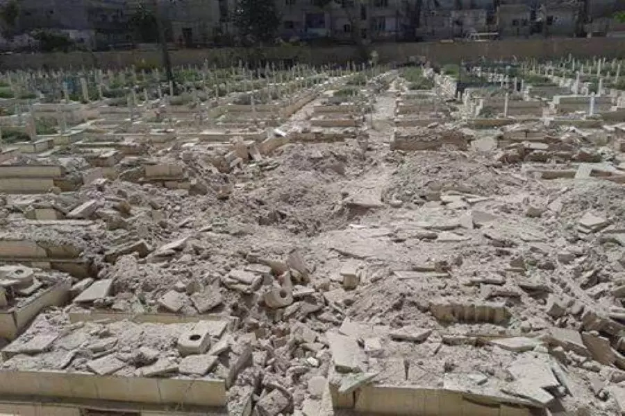 النظام وروسيا يواصلان نبش القبور بمخيم اليرموك ويمنعون الأهالي من الوصول للمقبرة
