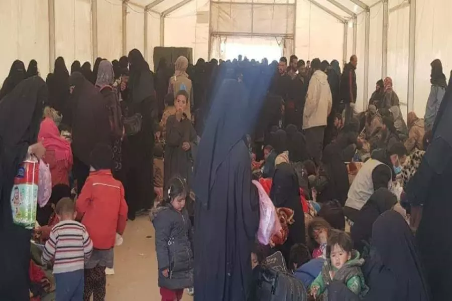 وسط ظروف صعبة ... مئات النازحين غالبيتهم من النساء والأطفال يصلون مخيم الهول شرق الحسكة