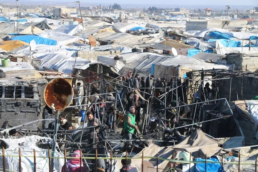 الموت والبؤس يلاحقهم لمخيمات النزوح .. وفاة عائلة اختناقاً داخل خيمة بريف إدلب