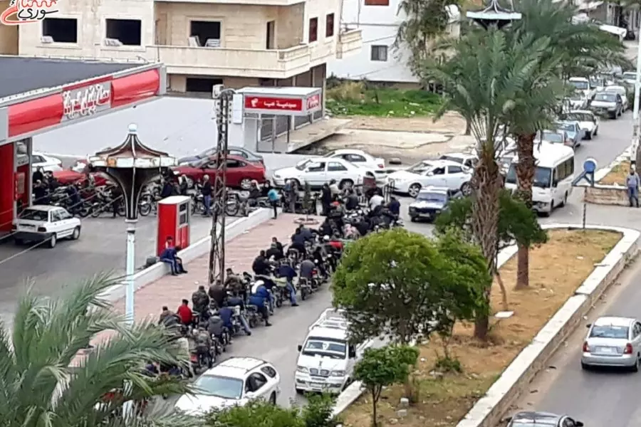 بيع "البنزين" عبر الرسائل يشعل احتجاجات تسفر عن طرد موظفي النظام من مقر "تكامل" بالسويداء