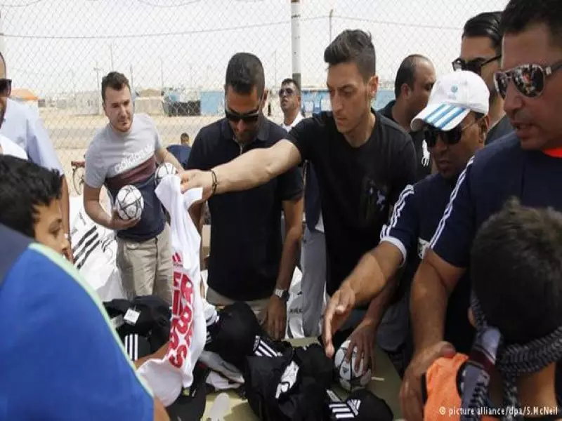 نجم كرة قدم عالمي يزور مخيم الزعتري ويطّلع على الأوضاع فيه
