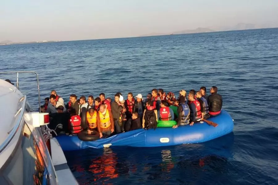الجندرما التركية توقف لاجئين سوريين حاولوا العبور إلى أوروبا بطرق غير شرعية
