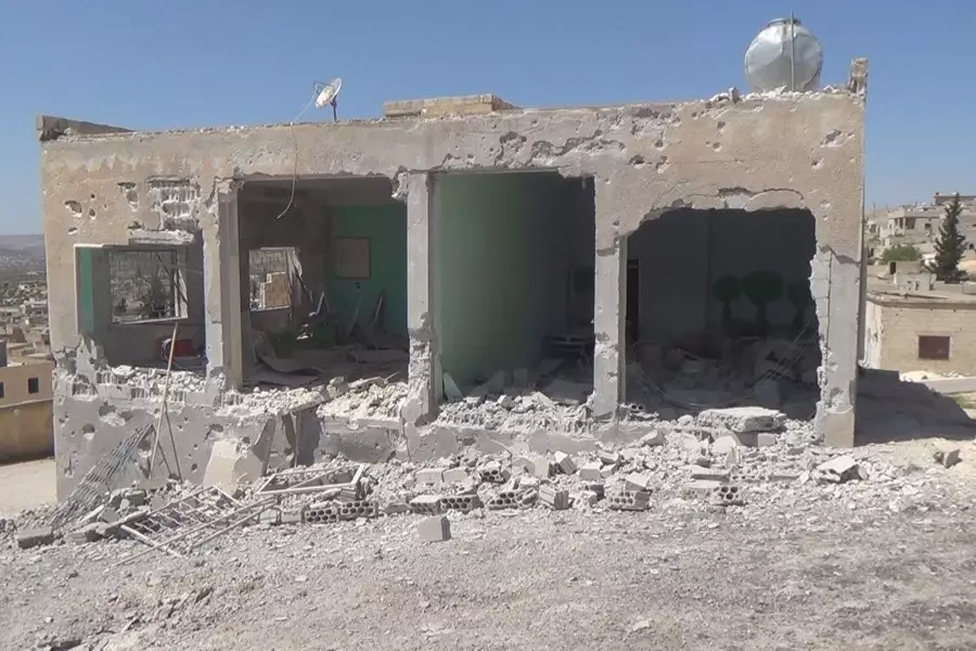 طيران الأسد المروحي يستهدف المركز الصحي في كفرسجنة بإدلب ويخرجه عن الخدمة