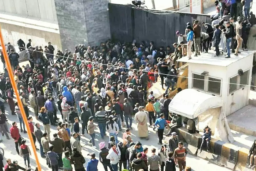 مطالبين بإعدام منفذي تفجير الأمس.. غاضبون في مدينة الباب يقتحمون مبنى قيادة الشرطة