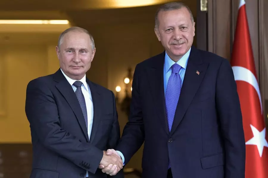 بعد بوتين .. لافروف يصل إسطنبول لإجراء مباحثات حول إدلب وليبيا