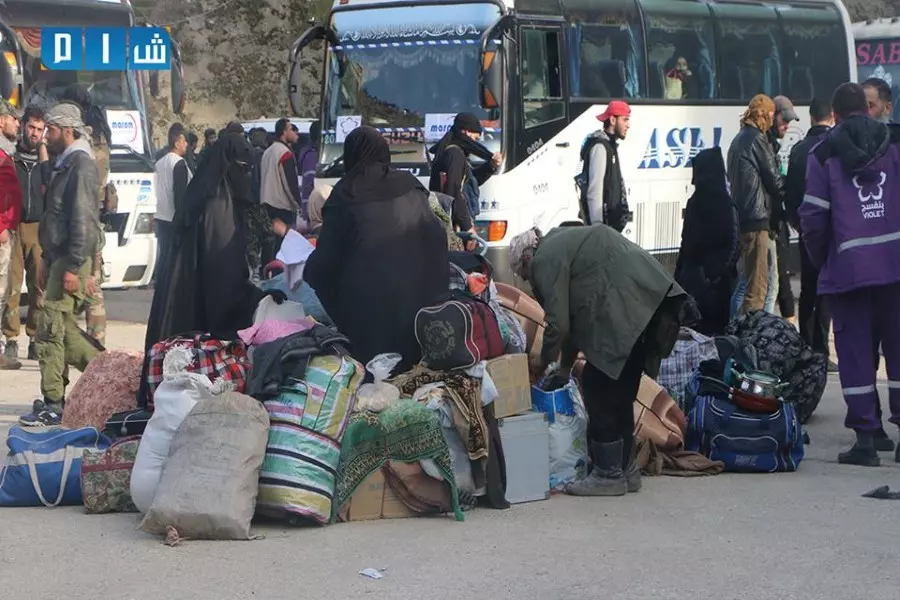 قافلة مهجري القدم العائدين من ريف حلب تصل قلعة المضيق تمهيداً لنقلهم لريفي إدلب وحلب