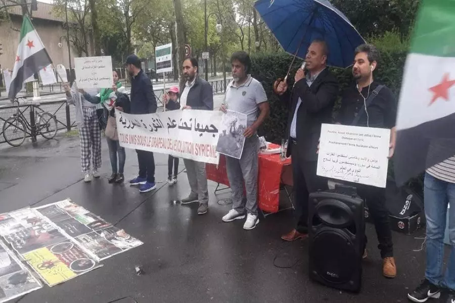 عشرات السوريين يتظاهرون أمام السفارة الروسية في باريس احتجاجا على الزيارة المرتقبة لبوتين
