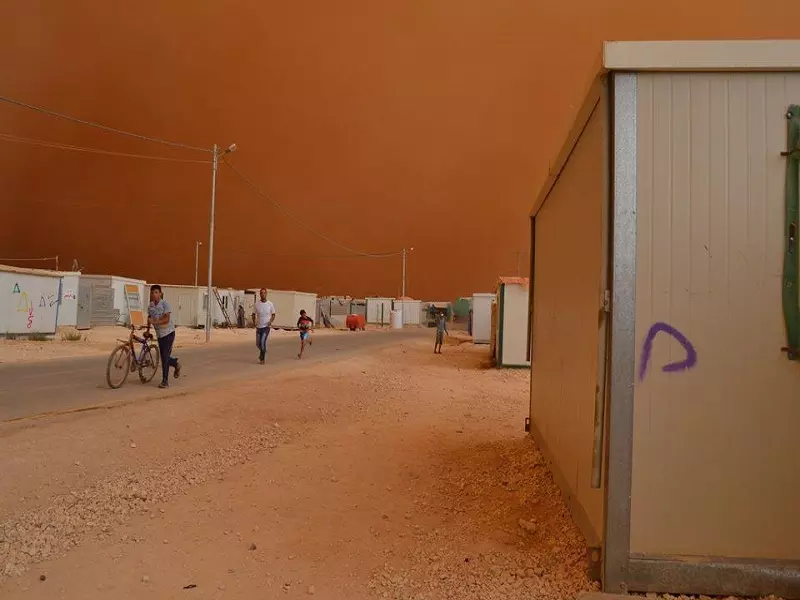 عاصفة رملية تجتاح "مخيم الزعتري" واللاجئين سوريين بحالة صعبة (صور)