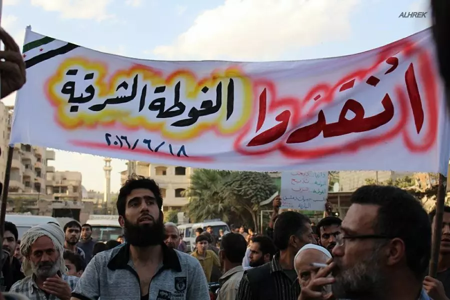 المتظاهرون يجوبون شوارع الغوطة ... إزالة الحواجز وتحريك الجبهات بشكل فوري وعاجل أبرز المطالب