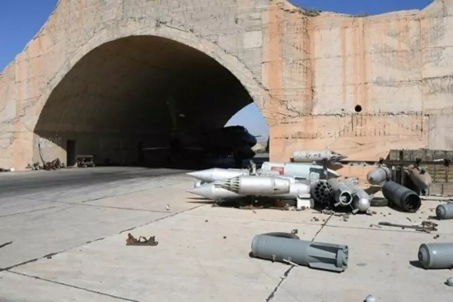 مقتل ضابط إيراني وإسقاط طائرة للنظام ومصرع قائدها بقصف طال قاعدة جوية وسط سوريا