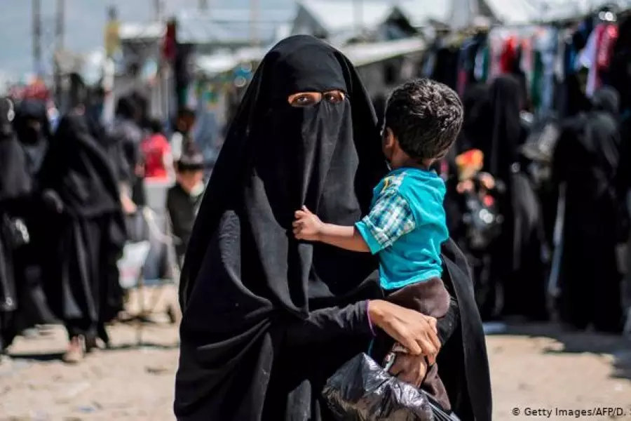صحيفة: 9.5 ألف طفل لمقاتلي "داعش" من نحو 40 دولة عالقون بمخيم الهول