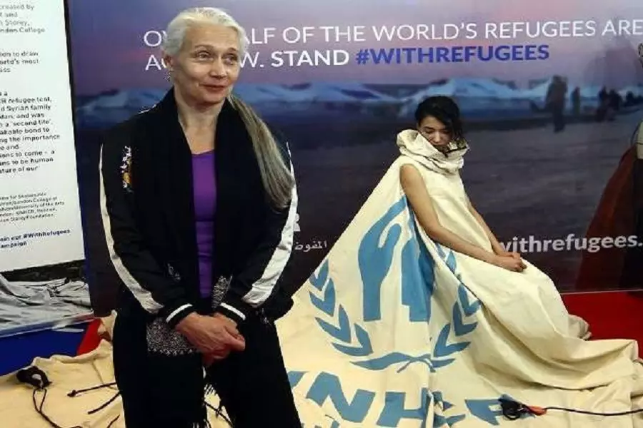 "فستان قماشي" صنع من خيمة يجسد معاناة السوريين بمخيم الزعتري في صالات الموضة في لندن