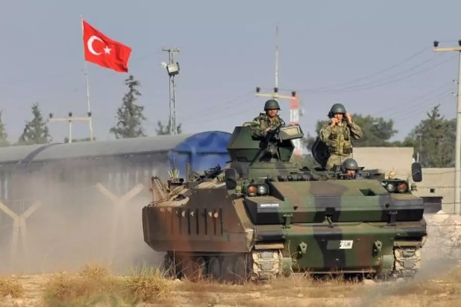 لتفقد الوحدات العسكرية ... وزير الدفاع التركي وقائد القوات البرية يتفقدان الحدود مع سوريا