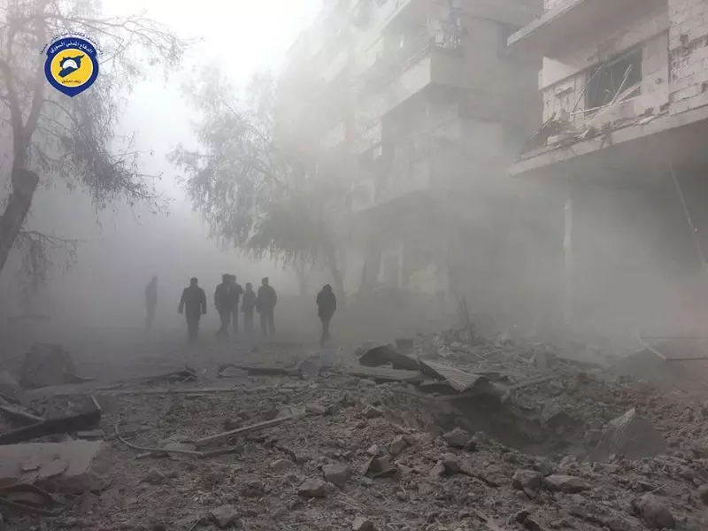 مروحيات الأسد تستهدف مركزا للدفاع المدني في داريا بالبراميل المتفجرة