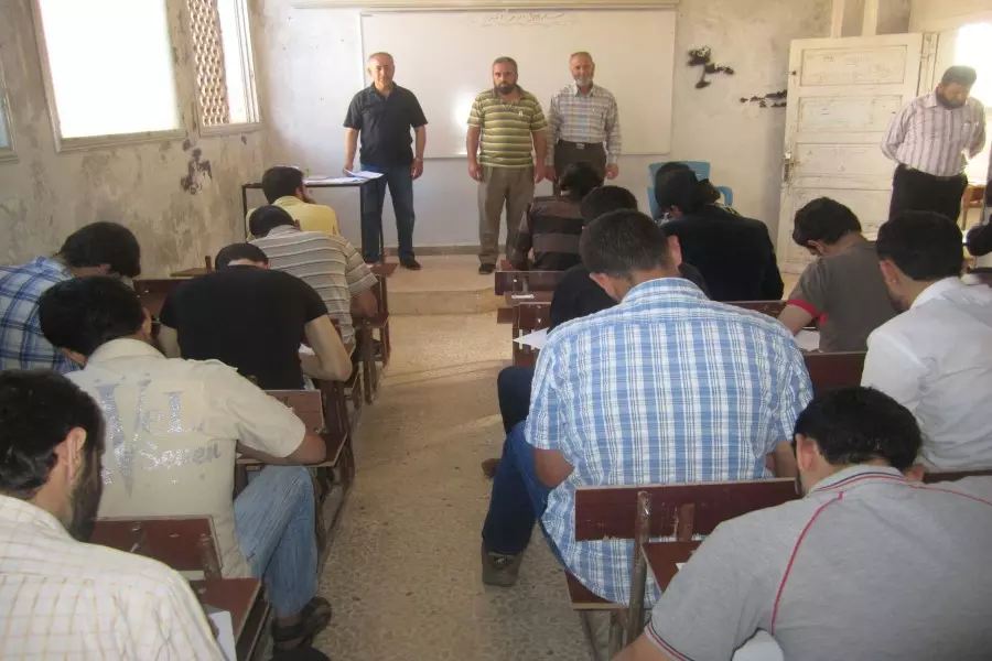 المعاهد المتوسطة في إدلب تدق ناقوس الخطر .. توقف الدعم يهدد أكثر من 2000 طالب وينهي آمالهم في إتمام التعلّم