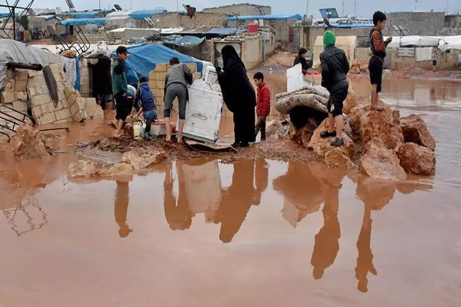 هيئة الإغاثة الإنسانية التركية تقدم مساعدات للنازحين المتضررين من السيول شمال سوريا