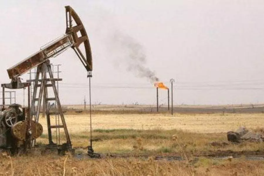 الوحدات الكردية تضخ النفط للنظام خلال أنابيب عبر نهر الفرات بدير الزور