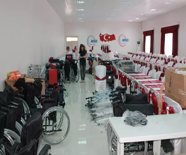 200 كرسي متحرك لمصابين و مرضى سوريين بمخيم “حرّان” التركي