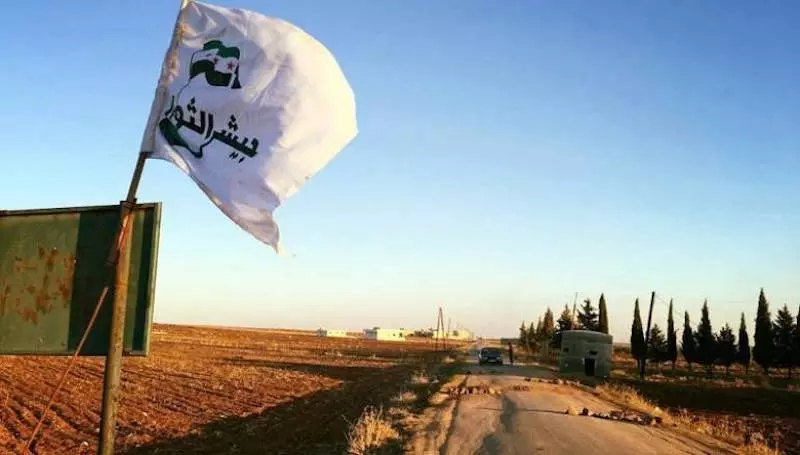 بعد غدره بالثوار .. مايسمى بـ"جيش الثوار" يهاجم تركيا لقصفها مواقعه و يتهما بدعم "الارهاب" ومعاداة الثورة !؟