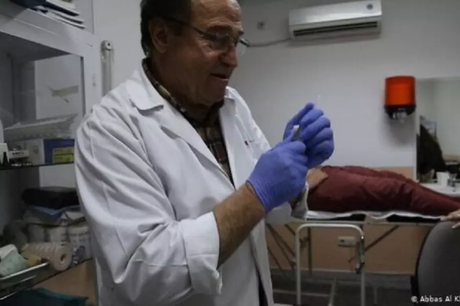 طبيب سوري يتغلب على أمراض التهاب العضلات الليفي والإعلام الإسباني يحتفي به