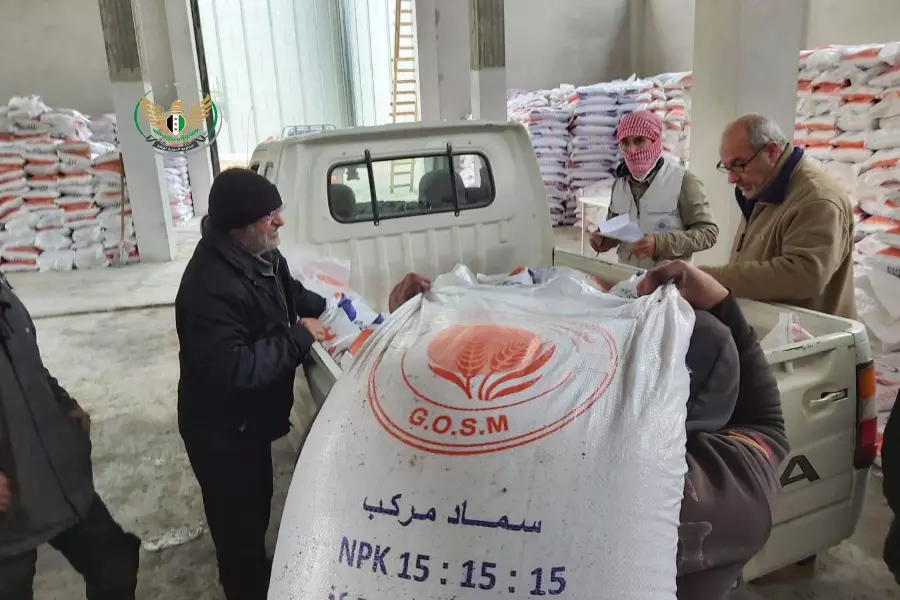 إكثار البذار التابعة لـ "المؤقتة" تسلم المزارعين الأسمدة المركبة مجاناً شمالي حلب