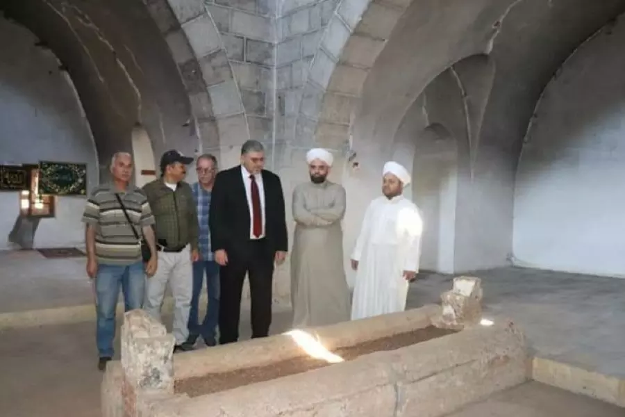 النظام يسارع لترميم ضريح الخليفة "عمر بن عبد العزيز" وأوقافه تنفي نبشه وتخريبه .!!