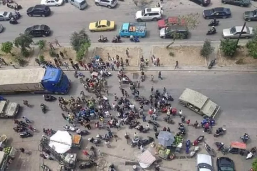 محتجون في طرابلس لبنان يضرمون النار بشاحنات تنقل مواد غذائية لسوريا