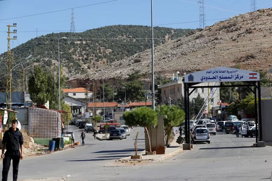 لعدم امتلاكهم ١٠٠ دولار لتصريفها ... النظام يمنع دخول عدد من السوريين للبلاد !!