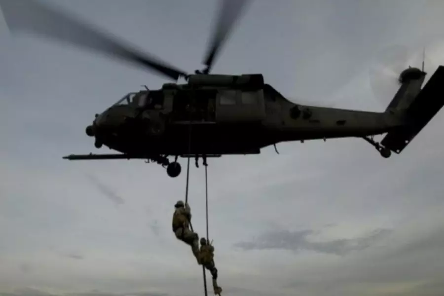 التحالف ينفذ إنزال جوي لاعتقال مطلوبين في قرية المجيد بريف ديرالزور