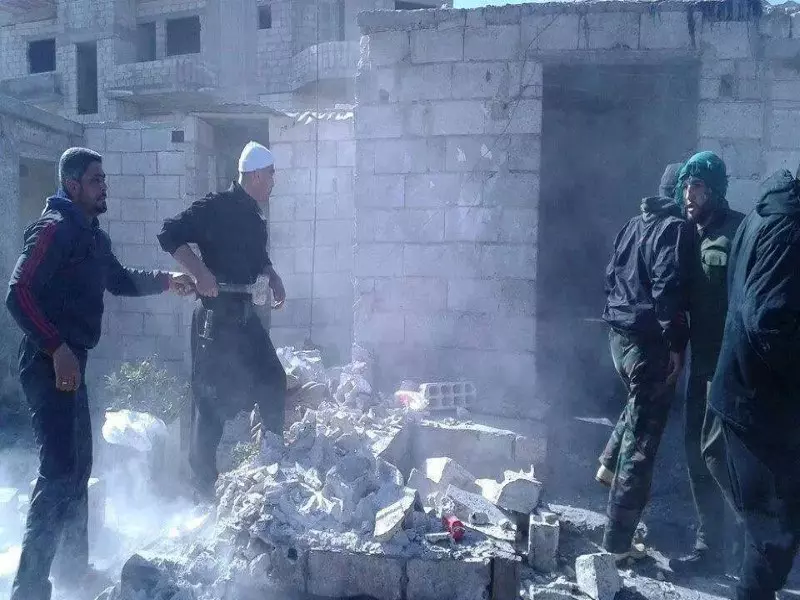 أهالي بلدة المزرعة في السويداء يهدمون حاجزا لقوات الأسد.