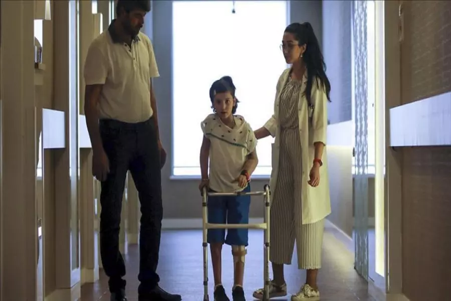 الطفلة "ريان قاسم" تستعيد الأمل بالحياة وتخطو أولى خطواتها في إحدى المشافي التركية