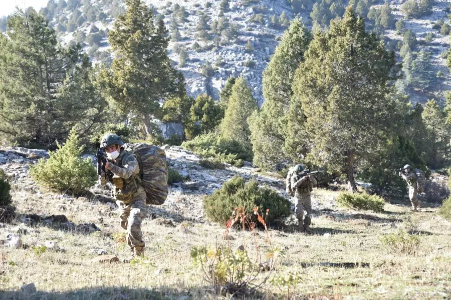 الدفاع التركية تعلن تحيّد 7 إرهابيين من "قسد" شمال شرق سوريا