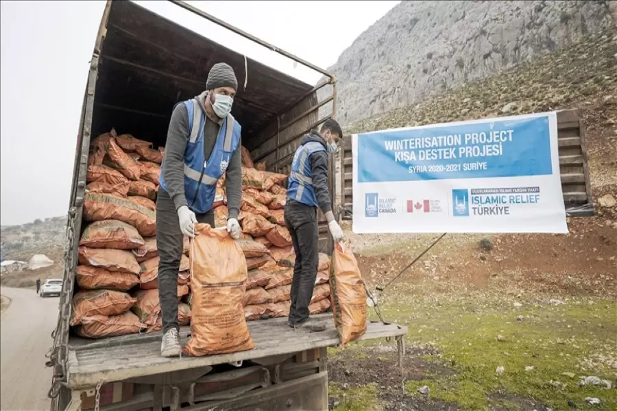 منظمة إغاثية تقدم مساعدات لمتضرري السيول بمخيمات الشمال السوري