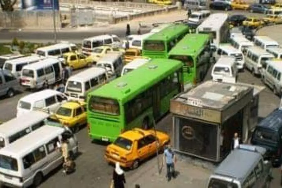 لتعذر تفعيل "GPS" .. النظام يستعين بعناصر بلباس مدني ومسؤول يتهم السائقين بتفاقم أزمة النقل ..!!