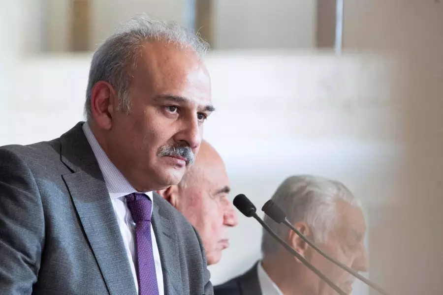 "جمال سليمان" يعلق نشاطه مع "المعارضة" ويطالبها بمراجعة بنيّتها
