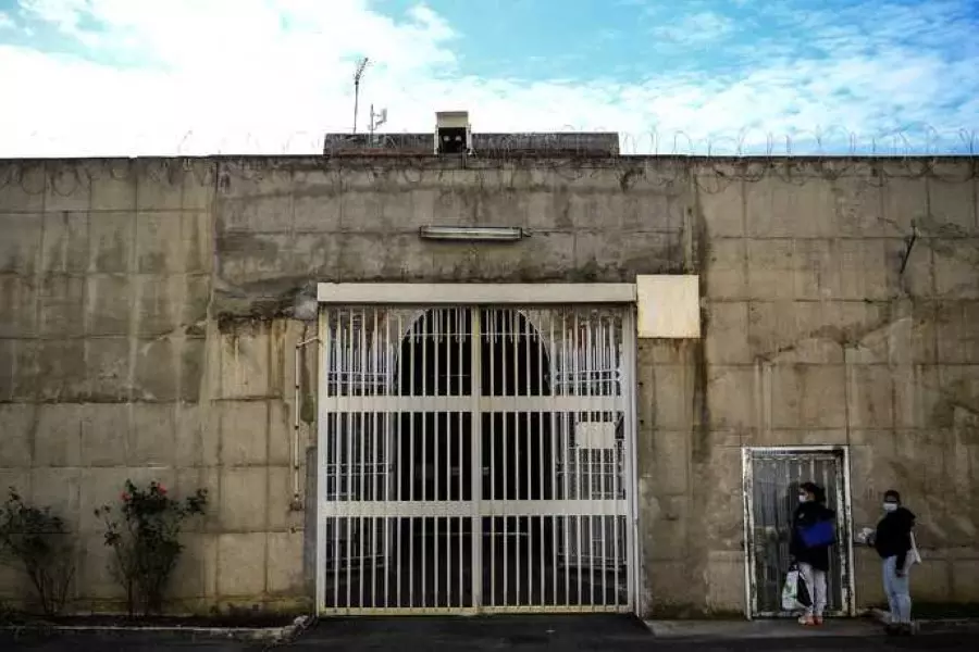 فرنسا .. إحباط هروب سجينة عائدة من سوريا من أكبر سجون باريس