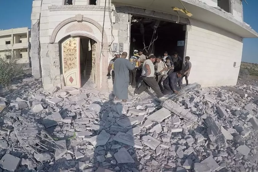 الطيران الروسي يقصف تجمع سكني للنازحين بقرية حاس ويوقع مجزرة