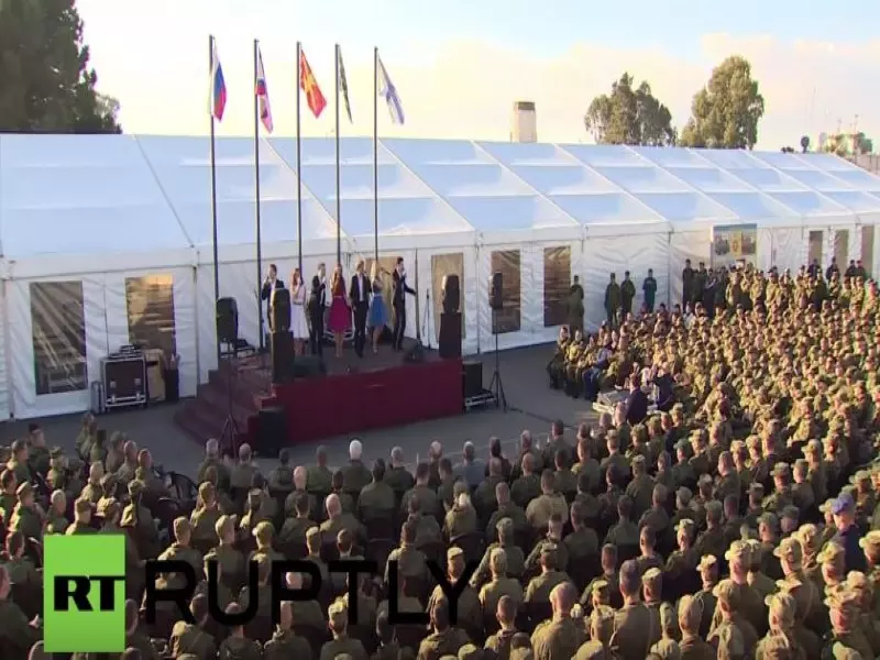 على أنغام الموسيقا يحتفل الروس بقتل الشعب السوري في مطار حميميم باللاذقية