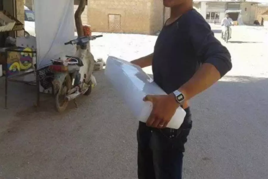 في ديرالزور .. الحرارة 48 درجة وسط معاناة مريرة لتأمين الثلج بظل تحكم تجار الحرب