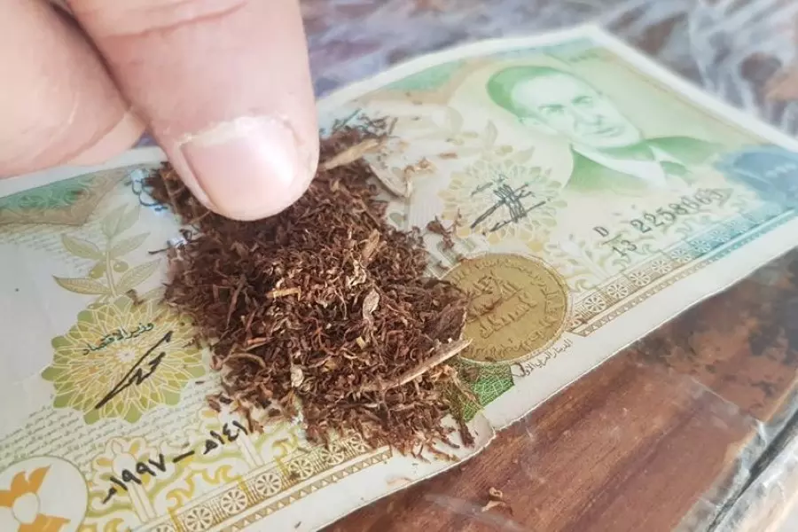 رأس حافظ بربع دولار ... نشطاء يتداولون صوراً لـ "الألف ليرة" كبديل عن ورق السجائر